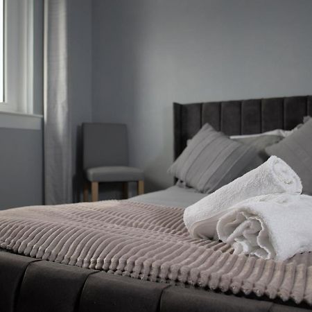 Modern 2-Bed Haven, Free Parking Apartment เอดินบะระ ภายนอก รูปภาพ