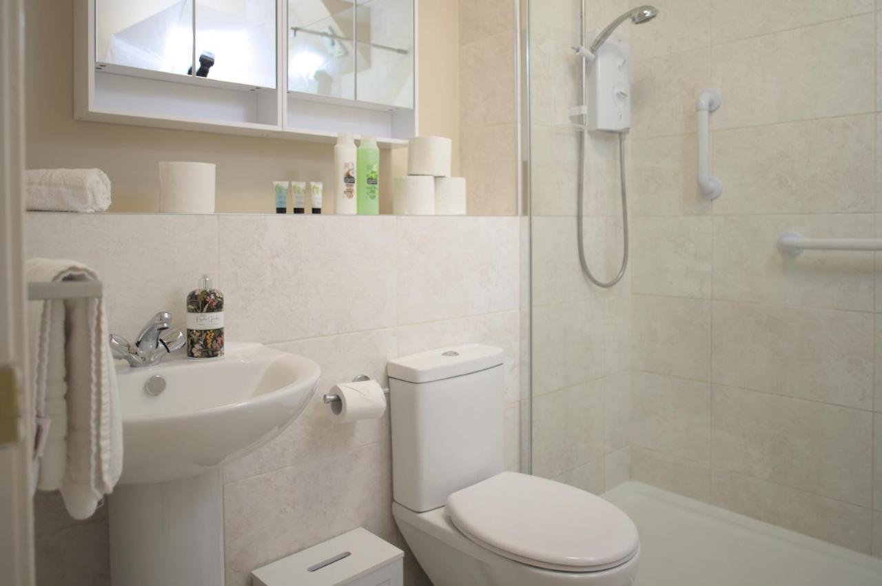Modern 2-Bed Haven, Free Parking Apartment เอดินบะระ ภายนอก รูปภาพ